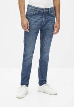 ג'ינס בגזרה צרה