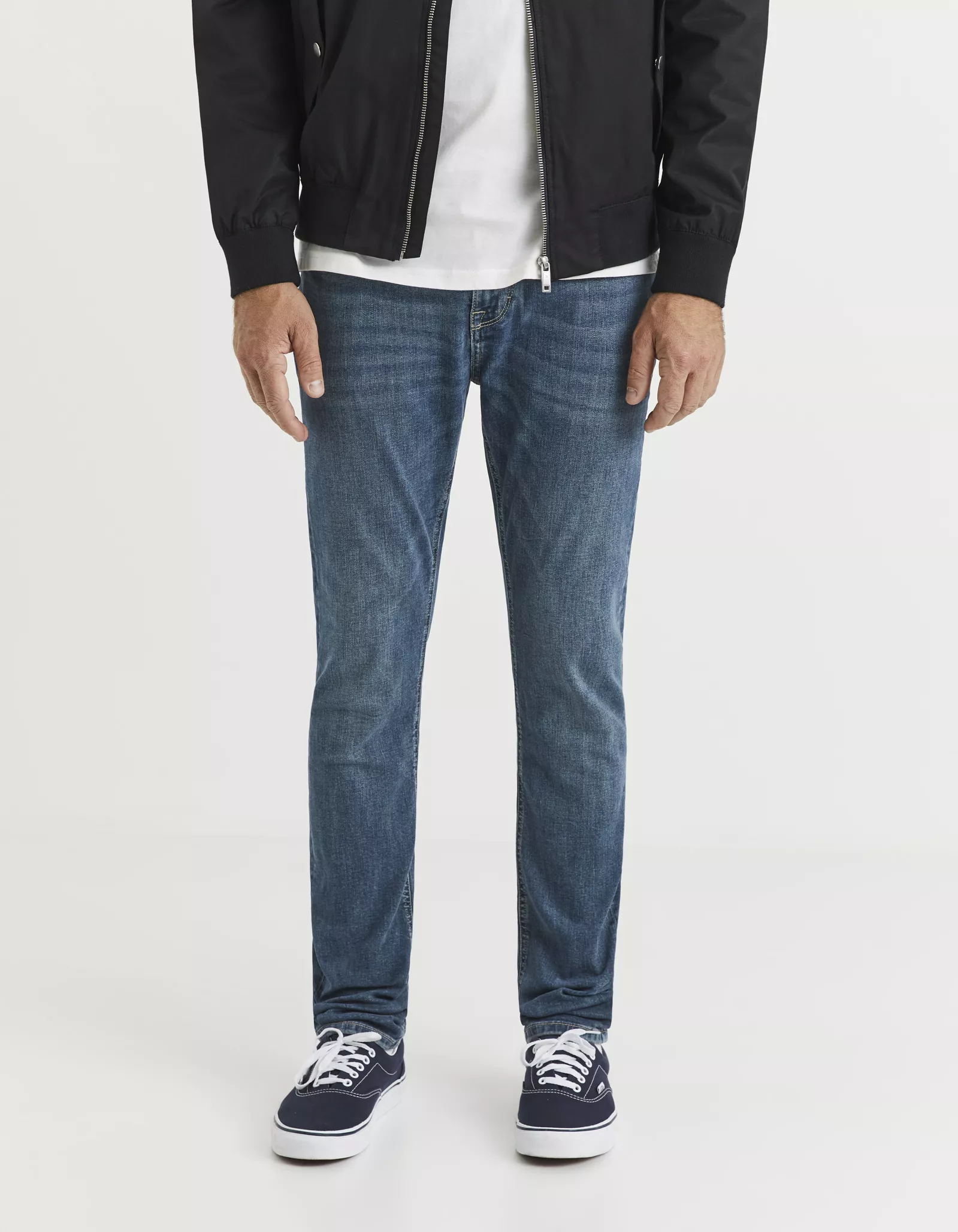 ג'ינס גזרת סלים