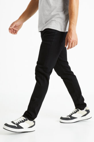 מכנסי ג’ינס, גזרה Slim, סגירת רוכסן קדמי, כותנה נמתחת, נוחות וגמישות מרבית - שחור