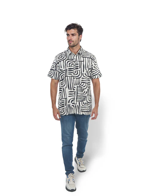 חולצה מכופתרת שרוול קצר ויסקוזה מודפסת גזרה רגילה - לבן – תמונה 2 חולצה מכופתרת שרוול קצר ויסקוזה מודפסת גזרה רגילה - לבן – תמונה 2