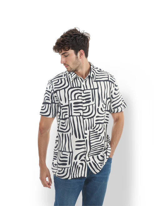 חולצה מכופתרת שרוול קצר ויסקוזה מודפסת גזרה רגילה - לבן חולצה מכופתרת שרוול קצר ויסקוזה מודפסת גזרה רגילה - לבן