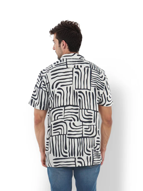 חולצה מכופתרת שרוול קצר ויסקוזה מודפסת גזרה רגילה - לבן – תמונה 3 חולצה מכופתרת שרוול קצר ויסקוזה מודפסת גזרה רגילה - לבן – תמונה 3