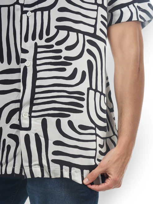 חולצה מכופתרת שרוול קצר ויסקוזה מודפסת גזרה רגילה - לבן – תמונה 5 חולצה מכופתרת שרוול קצר ויסקוזה מודפסת גזרה רגילה - לבן – תמונה 5