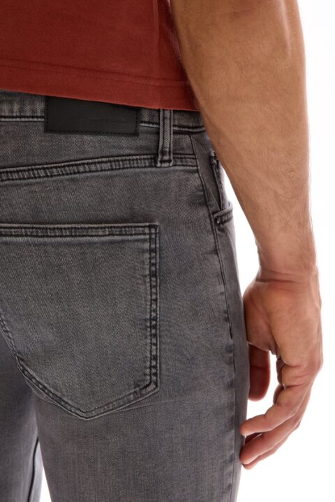 ⁦מכנסי ג’ינס, גזרה Slim, סגירת רוכסן קדמי, כותנה נמתחת, נוחות וגמישות מרבית - אפור כהה⁩ – תמונה ⁦5⁩