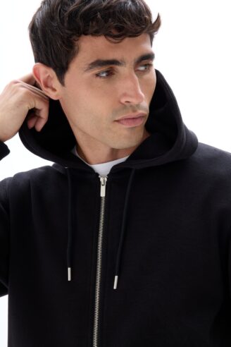 סווטשירט שחור עם כובע, זיפ קדמי, גזרה רגולר, בד פיקה רך, כיס קנגורו פרקטי - שחור