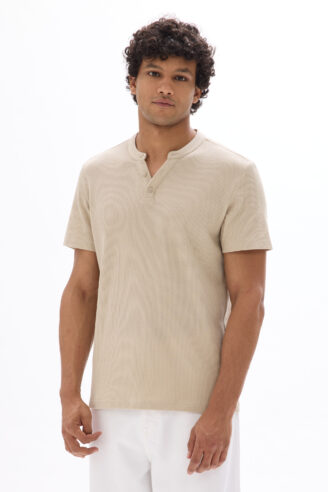 טי-שירט לגבר בגזרת רגולר עם כפתורי צווארון מבד כותנה במרקם וופל צבע בז'
