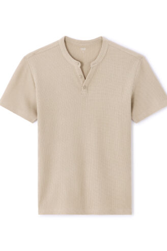 טי-שירט לגבר בגזרת רגולר עם כפתורי צווארון מבד כותנה במרקם וופל צבע בז'