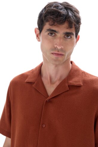 חולצה מכופתרת שרוול קצר עם טקסטורה טבעית עדינה - אדום-חום