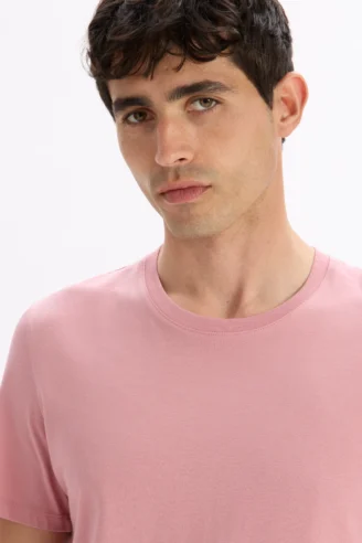 טי-שירט בגזרת רגולר – ורוד