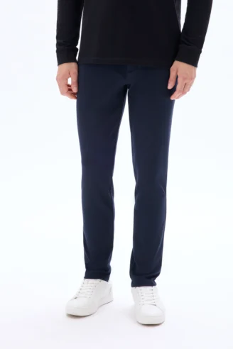 מכנסי צ'ינו סרוגים גזרת סלים - שחור