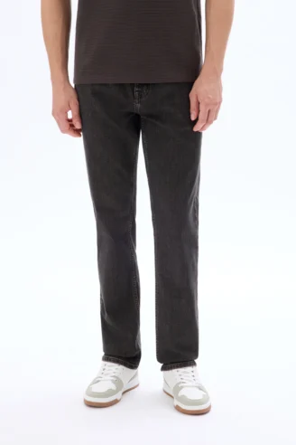 ג’ינס בגזרת ישרה עם סטרץ’ מבד כותנה - שחור