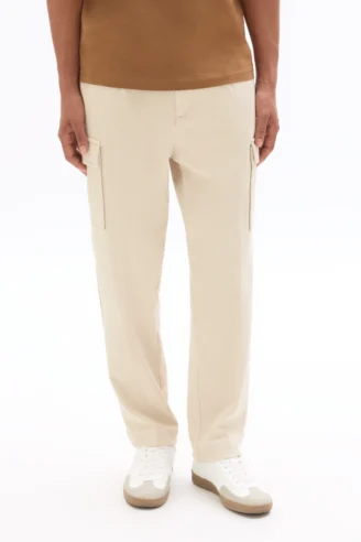 מכנסי קרגו בגזרת Slim Fit מבד טוויל – בז׳