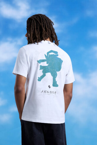 חולצת טי Pokémon Lucario מחליפה צבעים בשמש